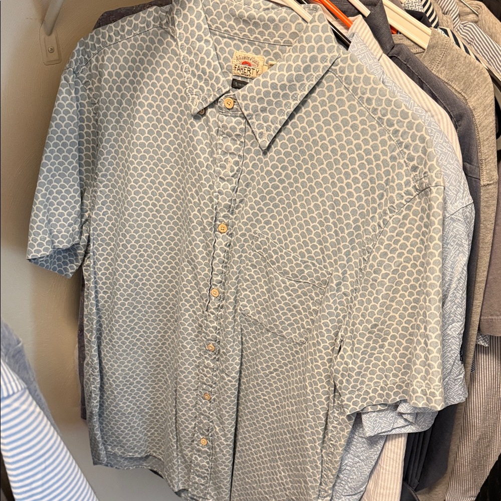 Faherty Short-Sleeve Button-Down Shirt in Light Blue Geometric Print